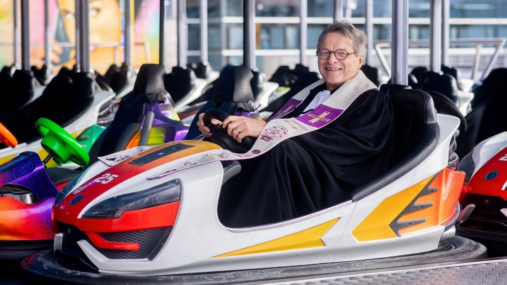 Der Bremer Pastor Friedhelm Blüthner predigte bei einem Gottesdienst am Reformationstag im Autoscooter auf dem Freimarkt.