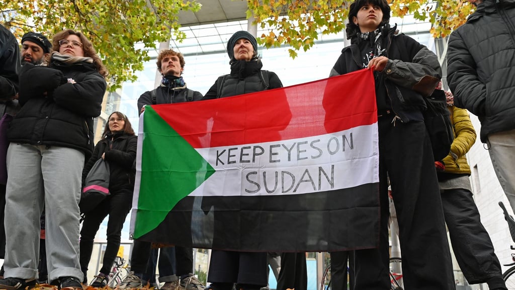 Demonstranten hatten sich vor dem Auswärtigen Amt versammelt, um auf die Situation im Sudan aufmerksam zu machen.