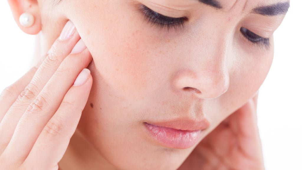 Druck im Oberkiefer: Treten bei einer Erkältung Zahnschmerzen auf, kann es sich um eine Nasennebenhöhlenentzündung handeln.