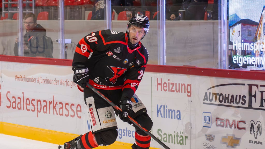Vize-Kapitän Adam Domogalla überzeugt derzeit bei den Bulls und ist mit sechs Toren und sechs Vorlagen Top-Scorer der Hallenser.