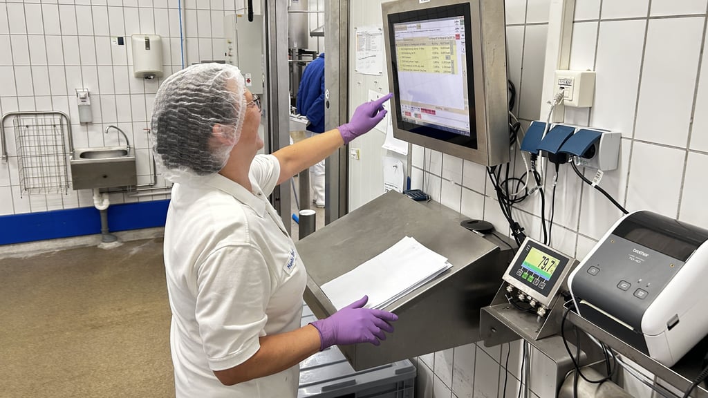 Monika Becher arbeitet bei der Firma Keunecke Feinkost in Badeborn. Sie ist Quereinsteigerin und war vorher in einer Bäckerei tätig.