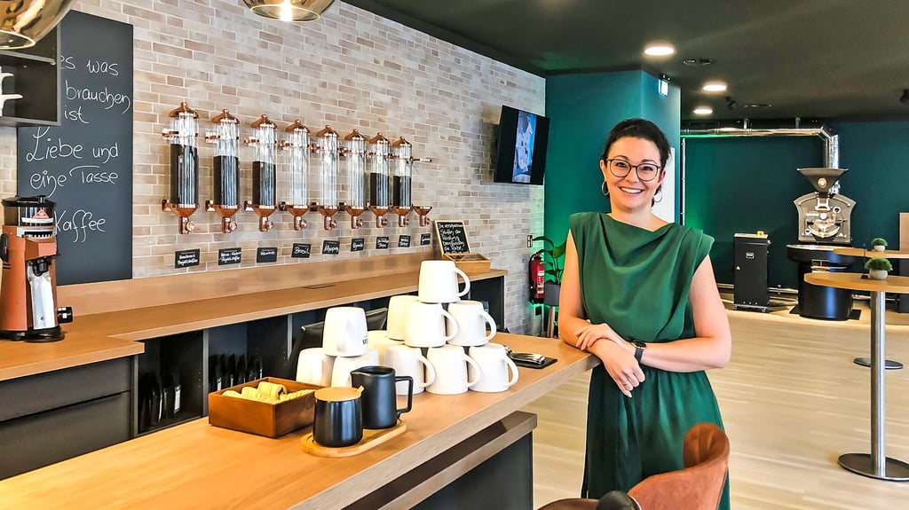Hotel-Direktorin Selina Tylsch in  der neu eröffneten Kaffeerösterei. An den Mischungen wird noch experimentiert.