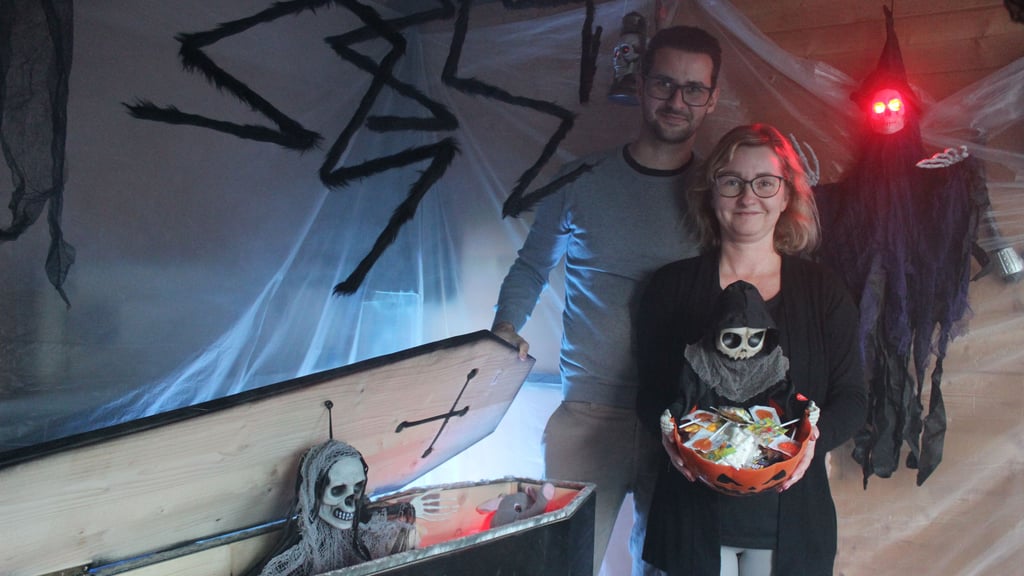 Im Haldensleber Gruselschuppen gibt es einen Sarg, der mit vielen Süßigkeiten gefüllt ist. Daniel und Doreen Mach sorgen für eine schaurige Stimmung.