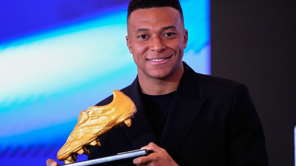Hält stolz die nächste Trophäe in seinen Händen: Kylian Mbappé
