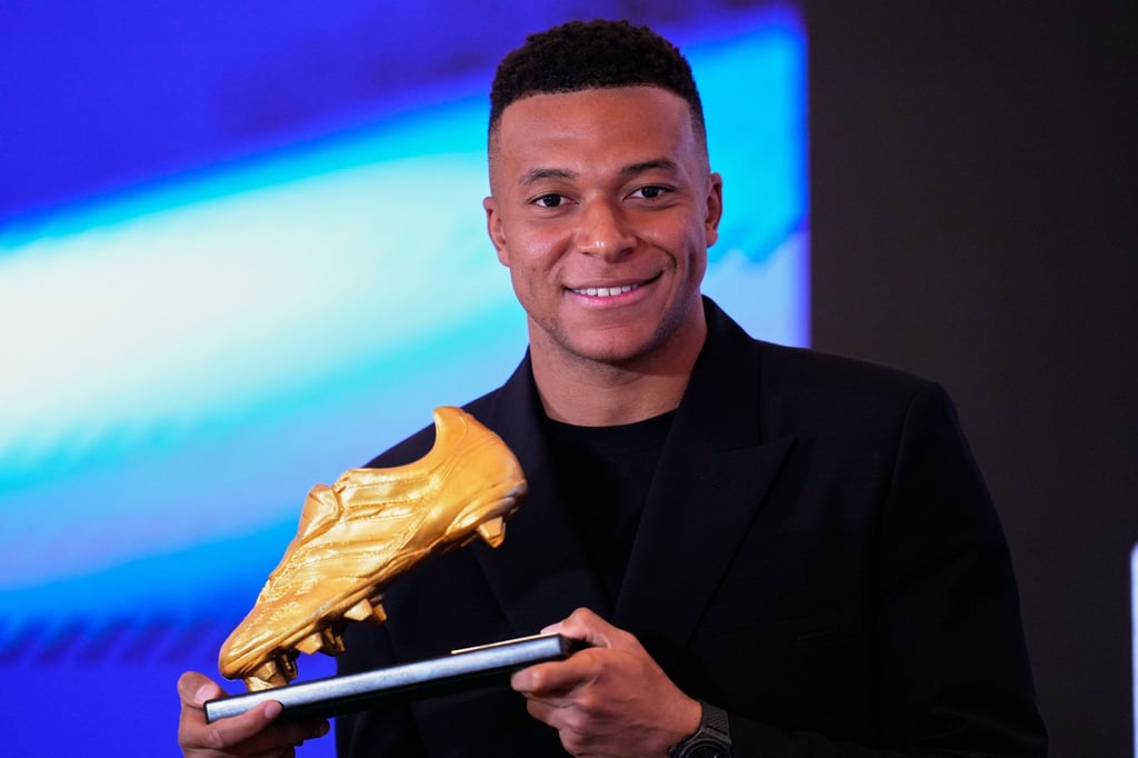 Hält stolz die nächste Trophäe in seinen Händen: Kylian Mbappé