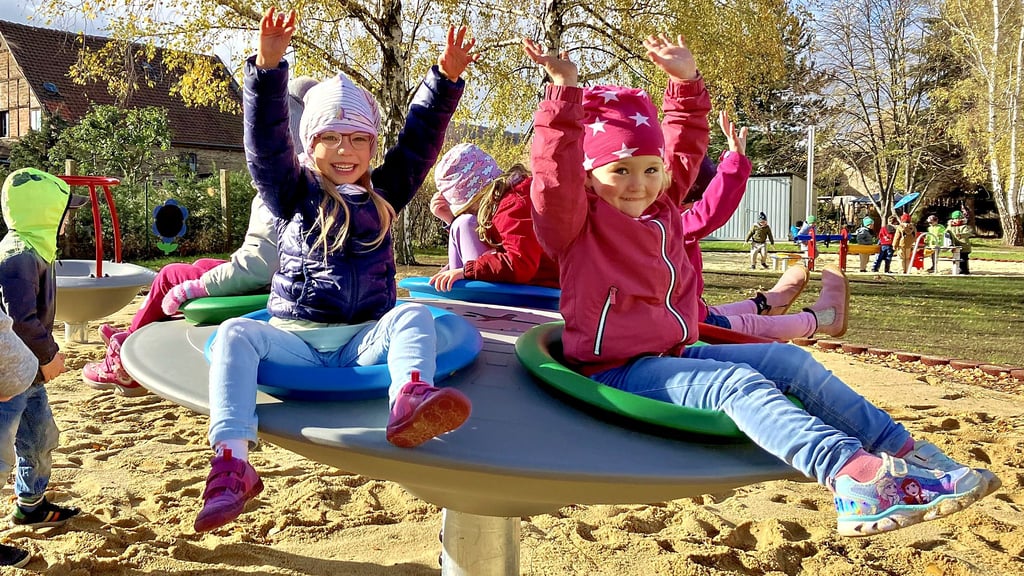 Der neue Spielplatz der Kita „Regenbogenland“ in Thale wurde den Kindern übergeben.