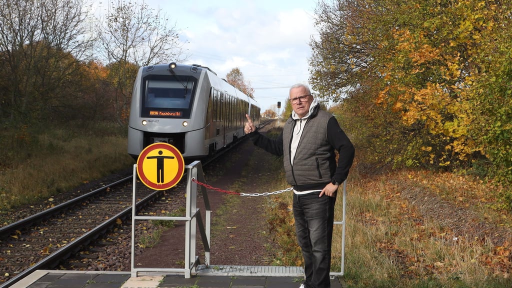 Achtung: Fahrschullehrer ud Kommunalpolitiker Peter Hiller warnt: Herannahende Züge sind nur schwer zu hören. Auch deshalb ist das Betreten der Gleise streng verboten.