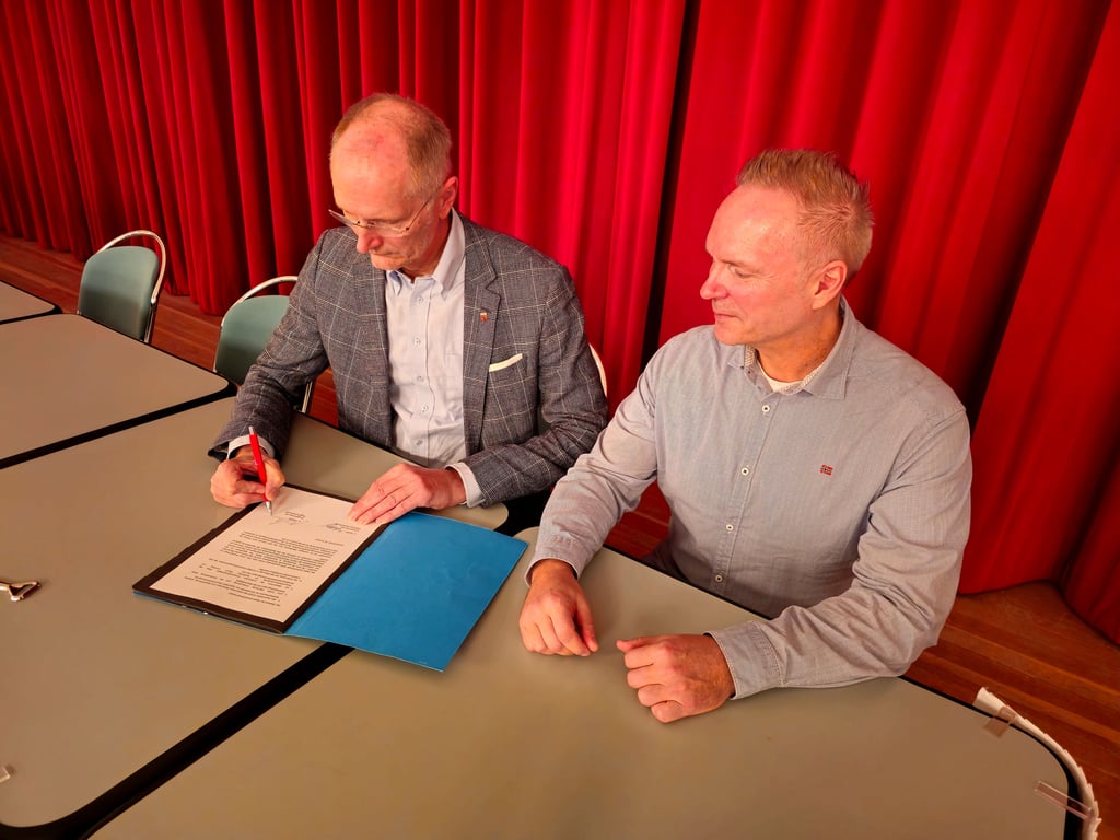 Bürgermeister Andreas Dittmann unterschreibt im Beisein von Yves Zelmanski, Betriebsratsvorsitzender der Zerbster Helios-Klinik die vom Stadtrat einstimmig beschlossene Willensbekundung zum Erhalt des Krankenhauses.