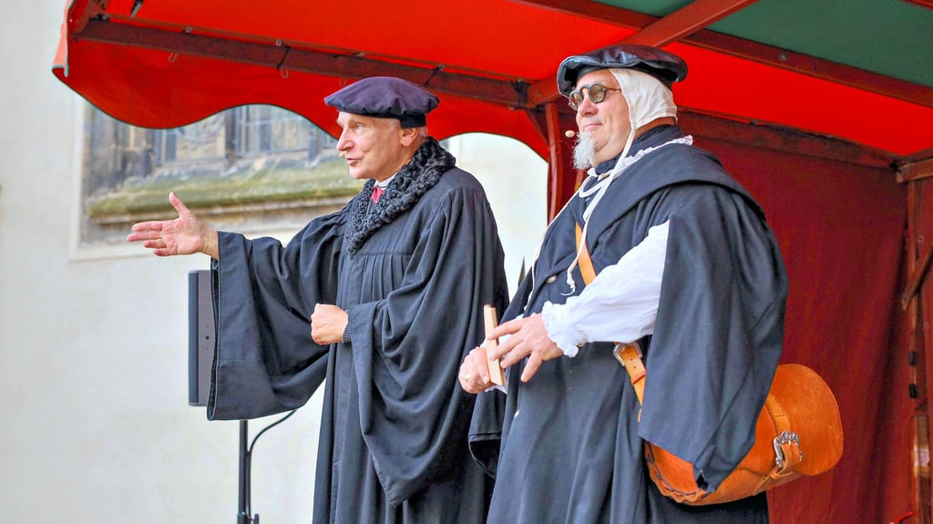 Bernhard „Luther“ Naumann und der Stadtherold haben am Reformationstag eindrucksvolle Auftritte.