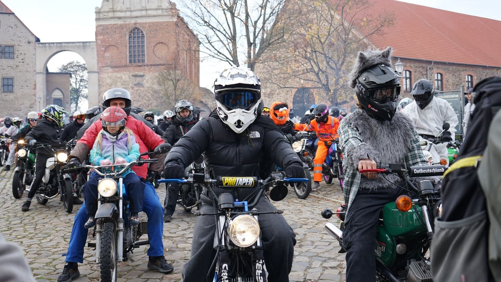 Die Simsonausfahrt zu Halloween startete auf der Schlossdomäne.