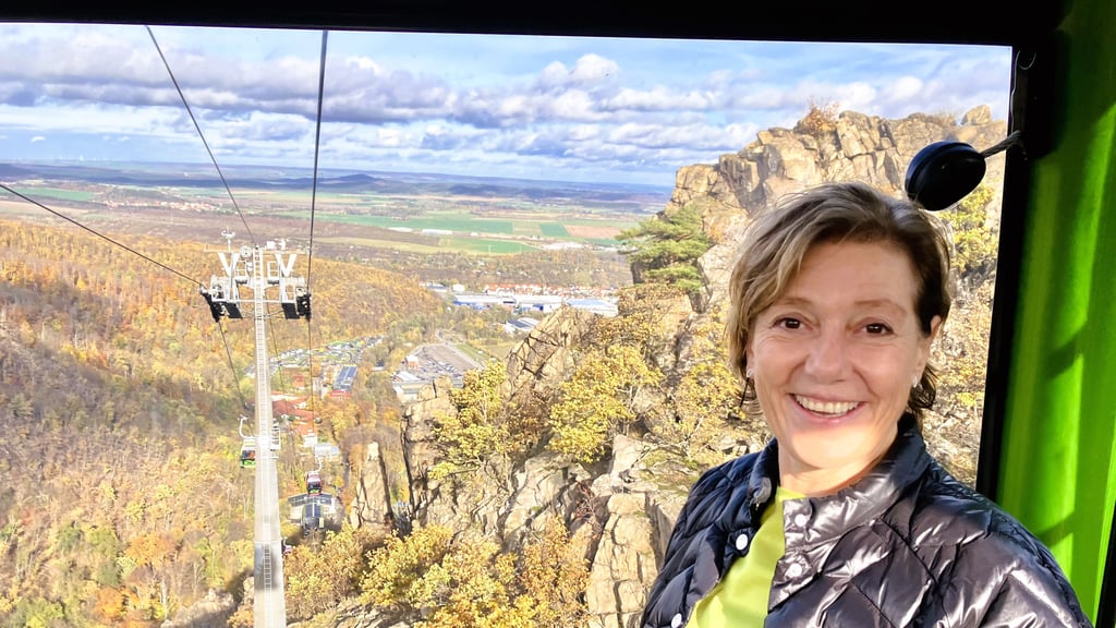 Pamela Groll beim Gespräch in einer Seilbahn-Kabine, die vom Hexentanzplatz hinunter ins Bodetal führt. Die Geschäftsführerin der Erlebniswelt freut sich über einen neuen Besucherrekord.