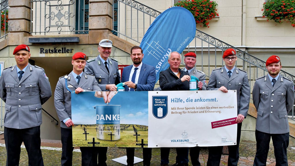 Auftakt der Sammlung für die Deutsche Kriegsgräberfürsorge in Havelberg: Soldaten des Bundeswehrstandortes sammeln in den nächsten Tagen wieder Spenden. Die ersten kamen von Bürgermeister Mathias Bölt (4. von links) und Rüdiger Erben (4. von rechts), Landesvorsitzender des Volksbundes.