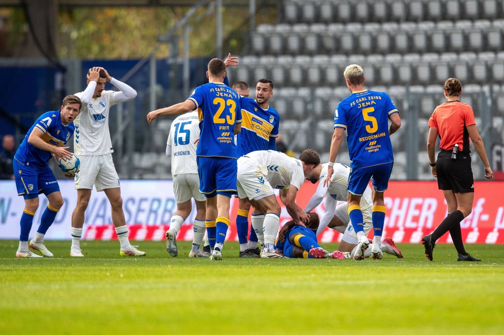 Jenas Manassé Eshele blieb nach einem Zweikampf benommen liegen