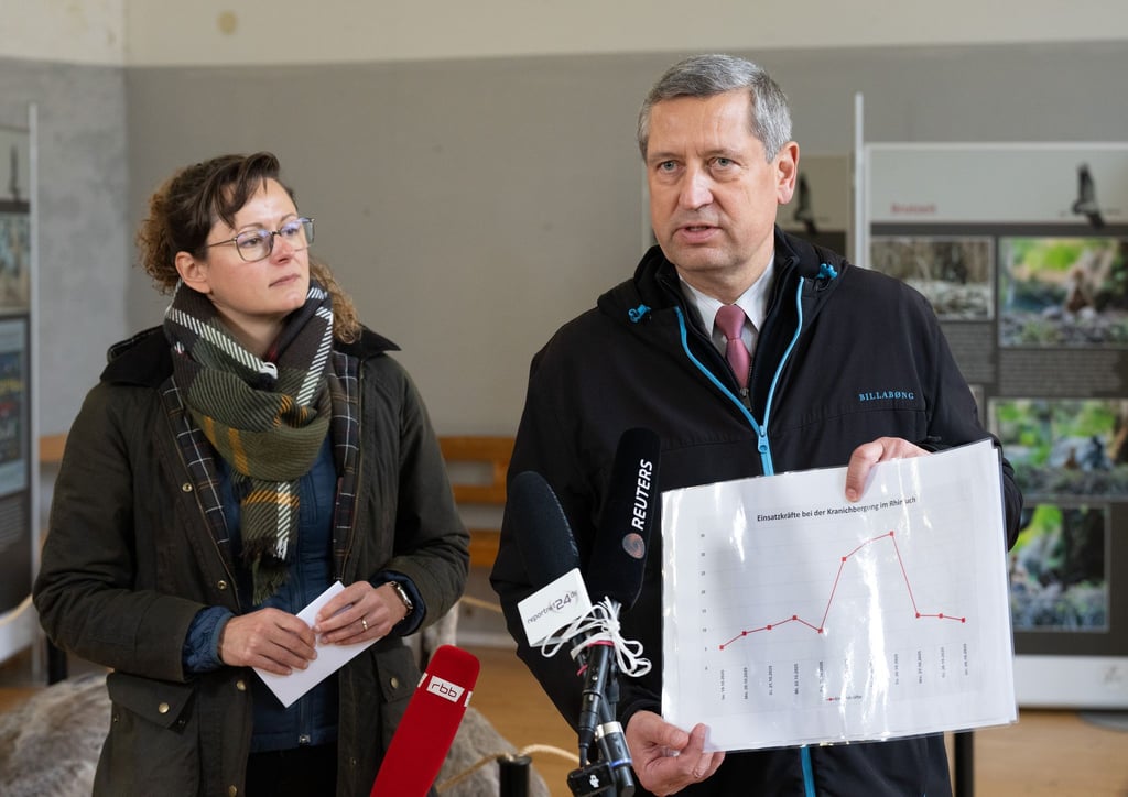 Agrarministerin Hanka Mittelstädt und ihr Staatssekretär Stephan Nikisch loben das Engagement der Helfer zur Bewältigung der Vogelgrippe bei Kranichen im Linumer Teichland.