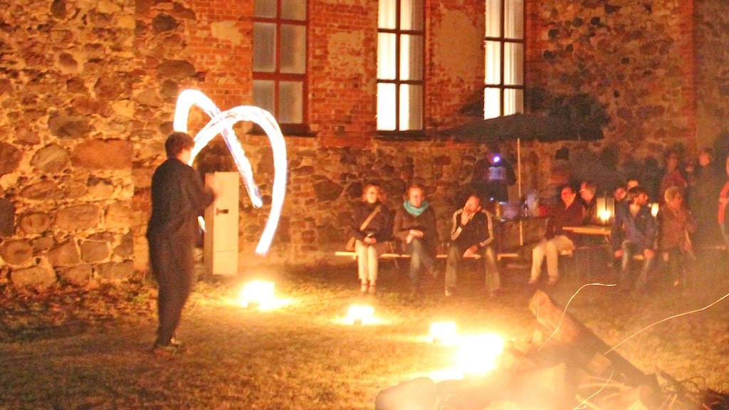 Eine Feuershow mit den "Flying Sparks" ist der Höhepunkt der Church Night.