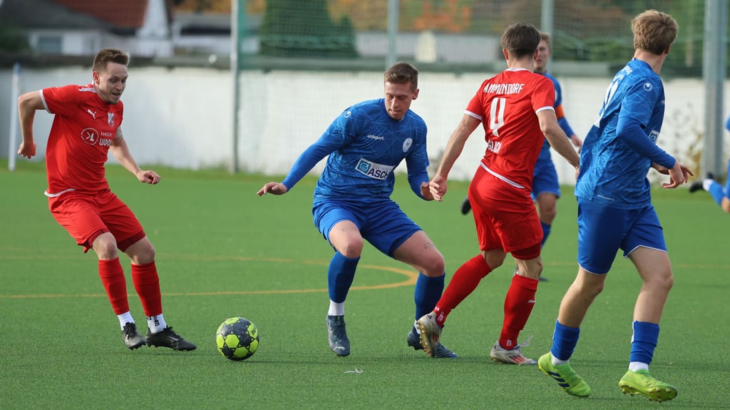 Fabian Karow (2. v. l.) feierte mehr als ein Jahr nach seinem Kreuzbandriss sein Pflichtspiel-Comeback und erzielte prompt den Ausgleich zum 1:1 gegen den BSV Halle-Ammendorf.