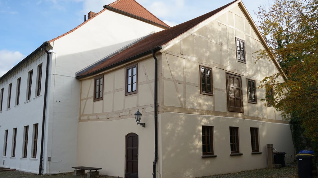 Welche Bedeutung hat die geheimnisvolle Tür an der Westseite des Bürgerhauses? Sie führt ins Nichts.