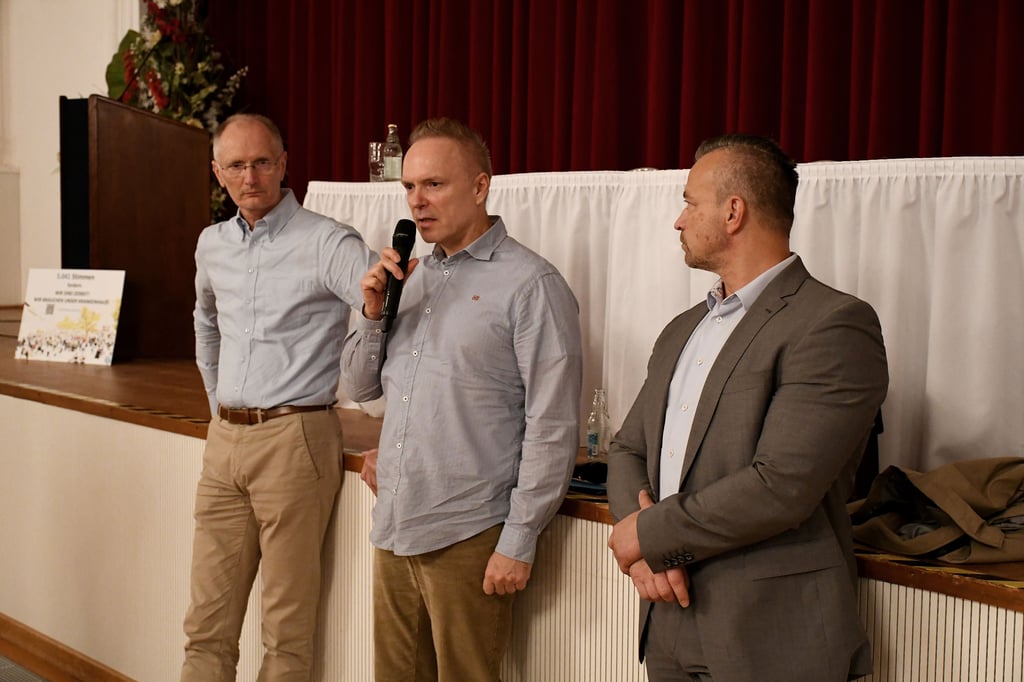 Bürgermeister Andreas Dittmann (SPD) und Landrat Andy Grabner CDU), hier mit  dem Betriebsratsvorsitzenden Yves Zelmanski, hatten die Krankenhausbeschäftigten am Donnerstagabend zu einem Informationsaustausch in die Stadthalle eingeladen.