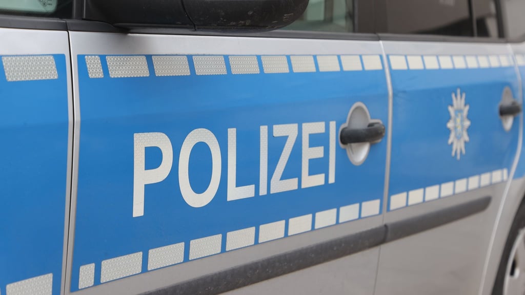 Unbekannte Täter haben mehrere archäologische Grabungsstätten nahe Niederndodeleben (Landkreis Börde) beschädigt.