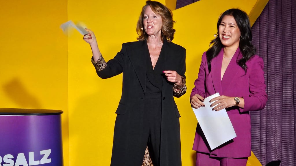 Endlich da: Festivalleiterin Donata von Perfall (links) freut sich über Mai Thi Nguyen-Kim.