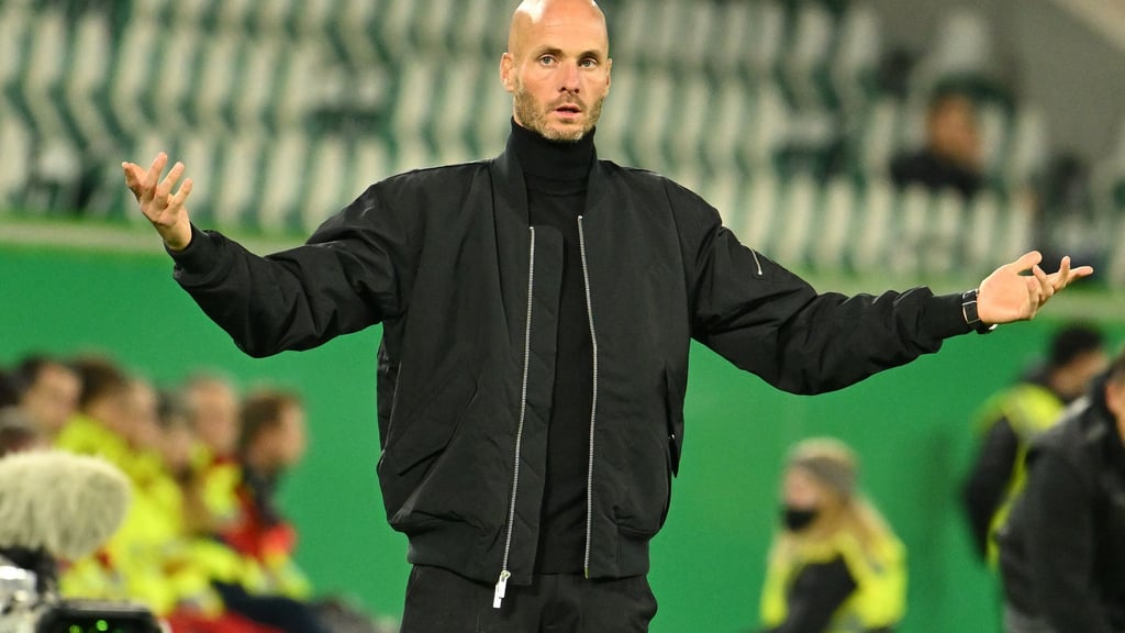 Wolfsburgs Trainer Paul Simonis steht vor dem Hoffenheim-Spiel in der Kritik.