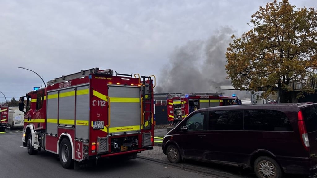 Die Feuerwehr ist an einem Tankstellengelände in Castrop-Rauxel im Einsatz.