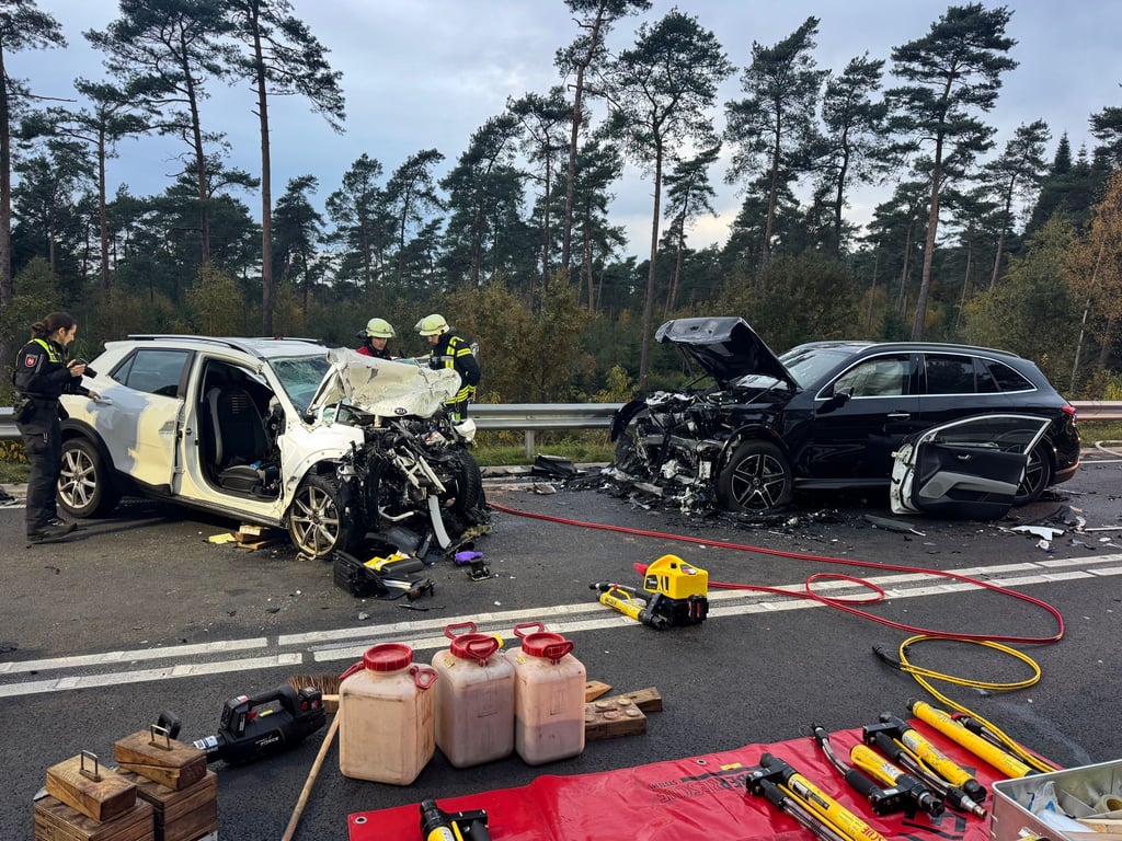 Der 63-jährige Autofahrer starb am Unfallort, die Familie aus dem anderen Wagen wurde ins Krankenhaus gebracht.