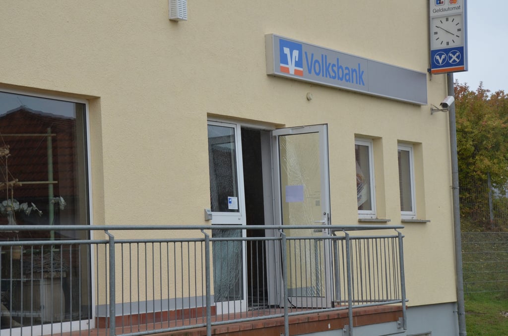 Die Explosion in der Hadmersleber Volksbank-Filiale verursachte erhebliche Schäden. Die Zweigstelle ist seitdem geschlossen.