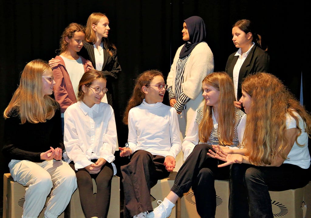 Die Mädchen unterhalten sich über die Vorkommnisse in der Klasse.