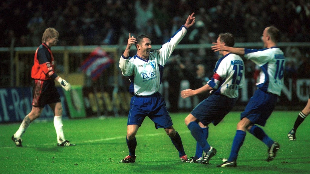 Der Moment, nachdem FCM-Akteur Dirk Hannemann (li.) den entscheidenden Elfmeter gegen den FC Bayern und Oliver Kahn verwandelt hatte.