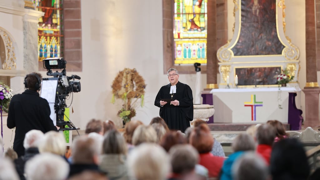 Landesbischof Friedrich Kramer zog in seiner Predigt Parallelen zu heute.