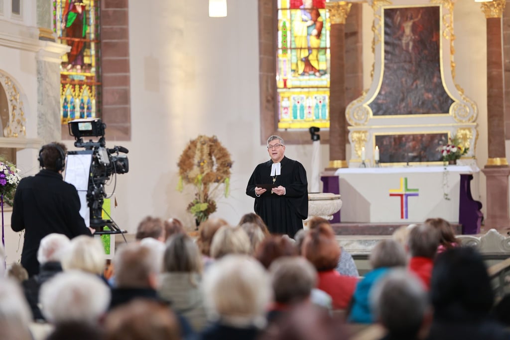 Landesbischof Friedrich Kramer zog in seiner Predigt Parallelen zu heute.