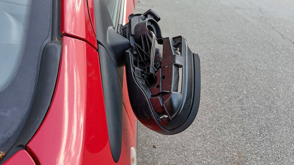 Im Vorbeifahren zerstörte in VW-Fahrer den Spiegel eines geparkten Pkw.