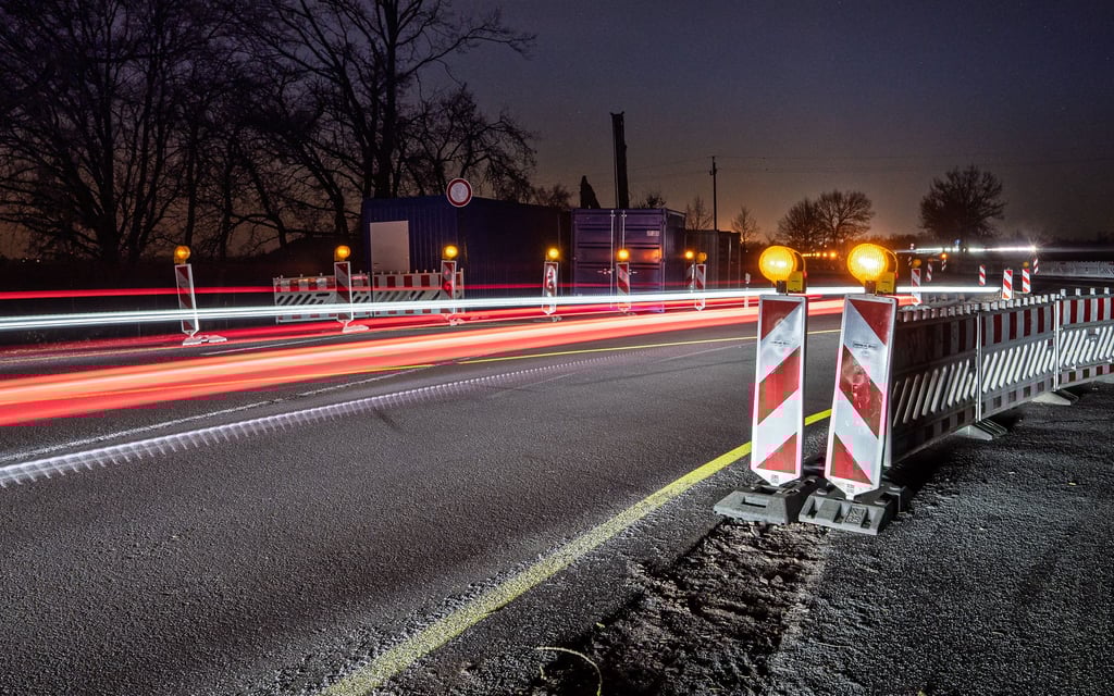 Die Beleuchtung der Baustelle an der Polstinen-Brücke auf der B1 bei Menz sorgte für Unverständnis. Nun soll die Baustelle aber Greschichte sein.