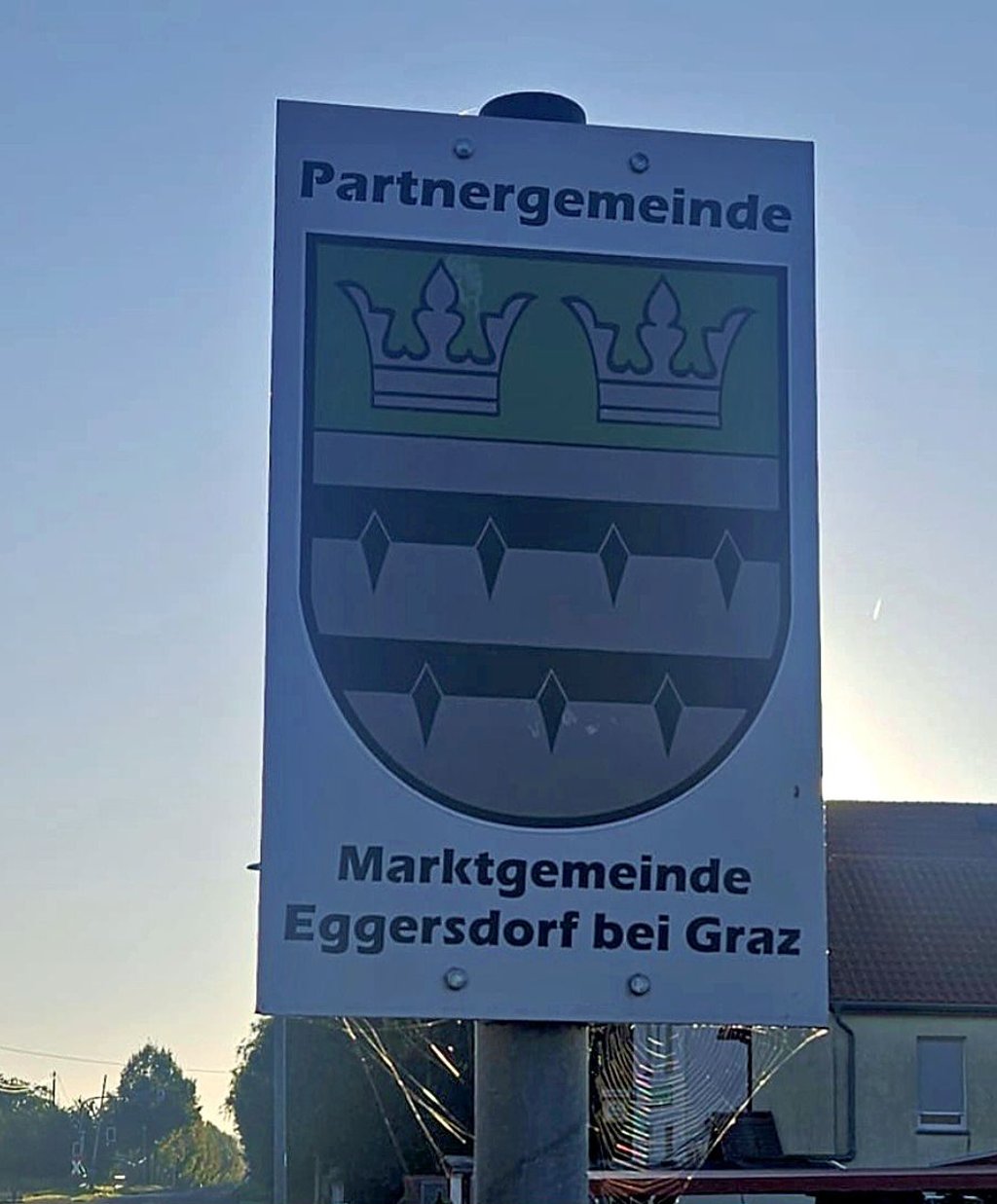Nach dem Eggersdorfer Ortsschild ist nun auch dieses Schild, das die Partnerschaft zum gleichnamigen Ort in Österreich  verdeutlicht,  gestohlen worden.
