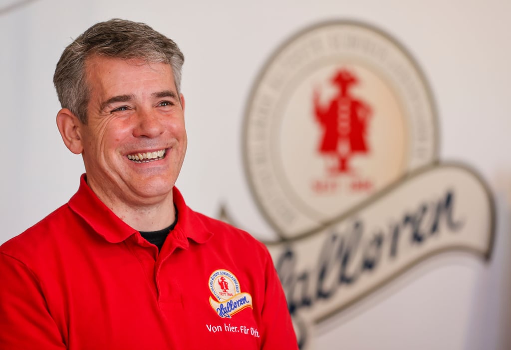 Mit Humor nimmt Halloren-Chef Darren Ehlert die Herausforderung von TV-Koch Sebastian Lege.