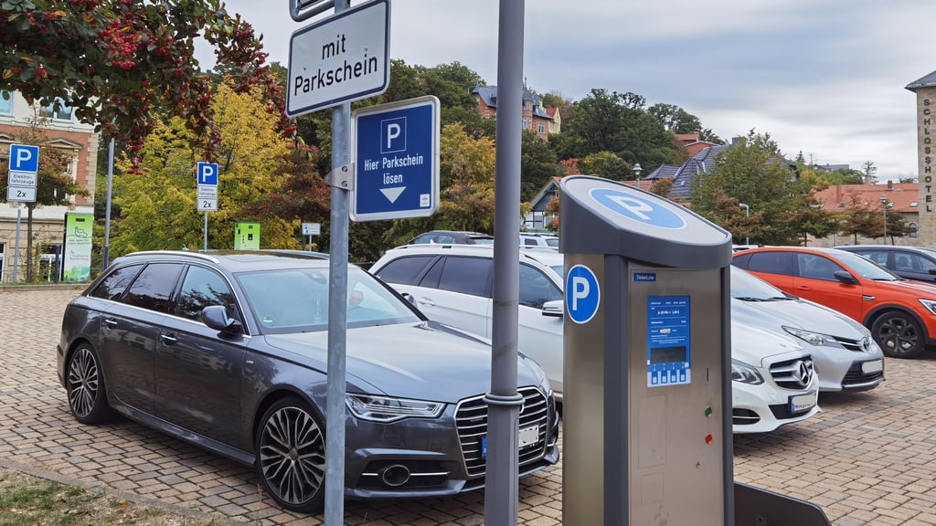 Der Parkautomat auf dem touristischen Parkplatz Terrassengarten am Schlosshotel in Blankenburg. Dort gelten demnächst neue Gebühren: eine halbe Stunde Parken kostet dann dort 80 Cent, so wie auch am Regenstein sowie den beiden Wohnmobilstellplätzen am benachbarten Schnappelberg. Das 24-Stunden-Ticket für Caravan-Fahrer wird dann auf 16 Euro gesenkt.