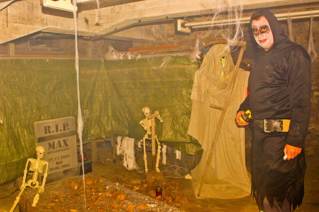 Matthias Kotter war für die Gruselkeller-Führung wieder in die Rolle des Igor geschlüpft.