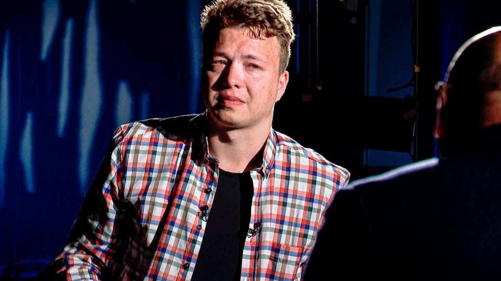Der belarussische Blogger Roman Protassewitsch soll schon bei seiner Festnahme in einem in Minsk zur Landung gezwungenen Flugzeug für den Geheimdienst seiner Heimat gearbeitet haben. (Archivbild)