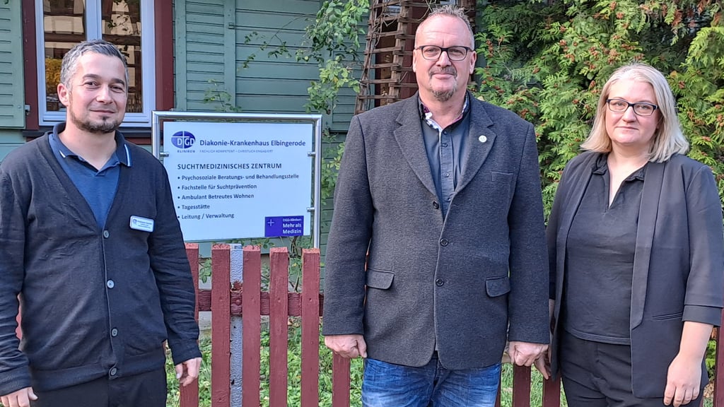 Friedemann Berendt, fachlicher Leiter Diakonie-Suchthilfe Harz, Bernd Dreikluft, Sprecher des Arbeitskreises betriebliche Suchtprävention/-krankenhilfe im Landkreis Harz, und Luisa Berendt, kaufmännische Leiterin der Diakonie-Suchthilfe (von links). Die Beratungsstelle erhielt für ihre Arbeit mit Minderjährigen eine Spende vom Arbeitskreis.