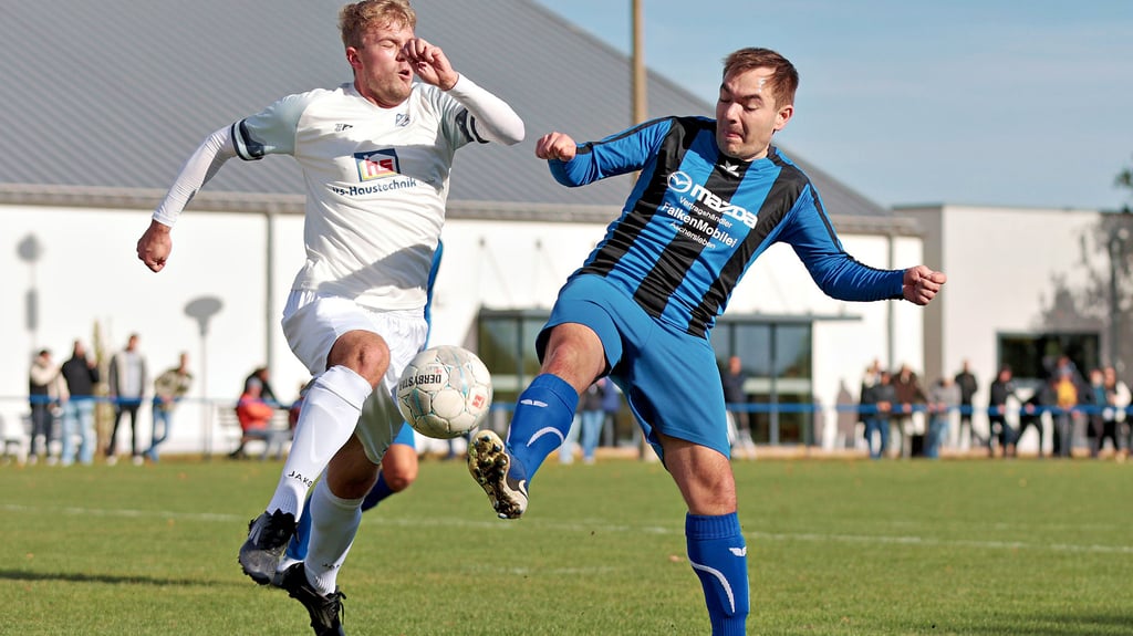 Der Sportclub Seeland, hier mit Mittelfeldspieler Kevin Männel (rechts), will gegen Bernburgs Zweite einen Heimsieg einfahren.