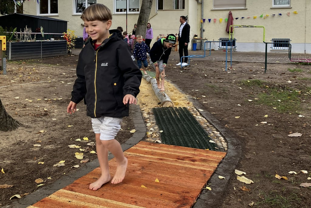 Die Kinder der Meisdorfer Kita "Selketalzwerge" freuen sich über ihren neuen Barfußpfad.