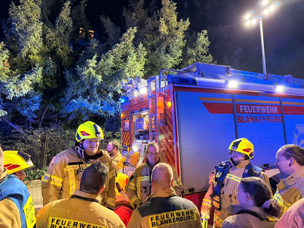 Blankenburgs Feuerwehr rückte am späten Abend des 30. Oktober zu einem Einsatz in die Rübeländer Straße aus. Hier ein Bild von der Einsatzbesprechung.