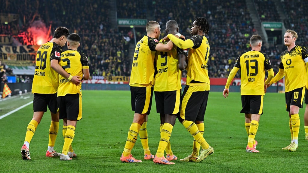 Serhou Guirassy (4.v.r.) feiert mit seinen Teamkollegen das 1:0.