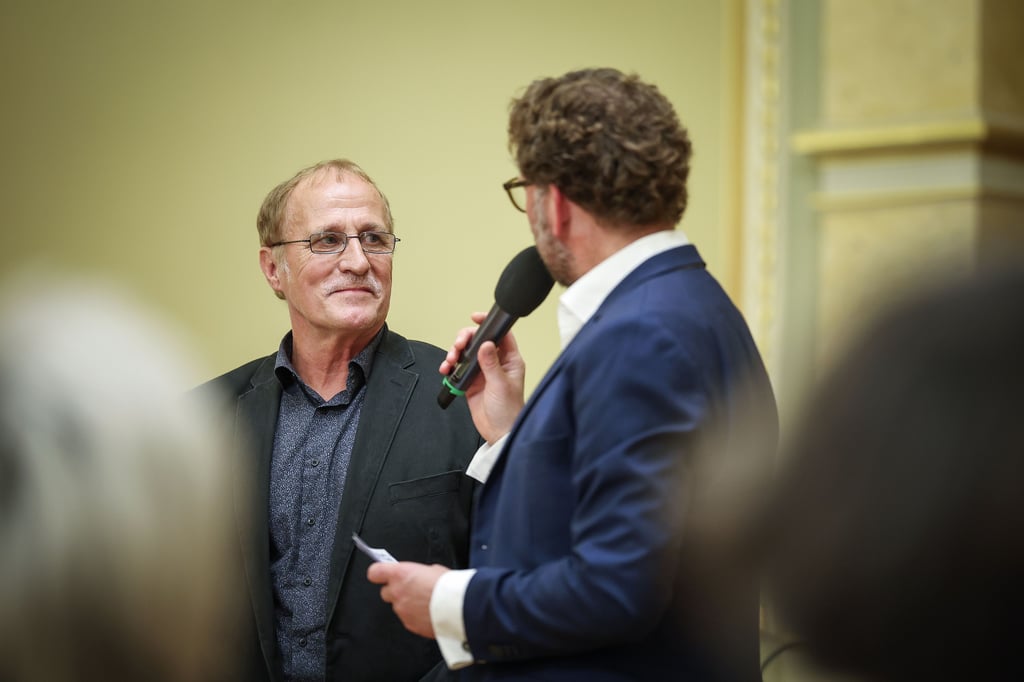 Raymund Schauer mit Moderator Holger Tapper (rechts) bei der Auszeichnungsveranstaltung in Magdeburg.