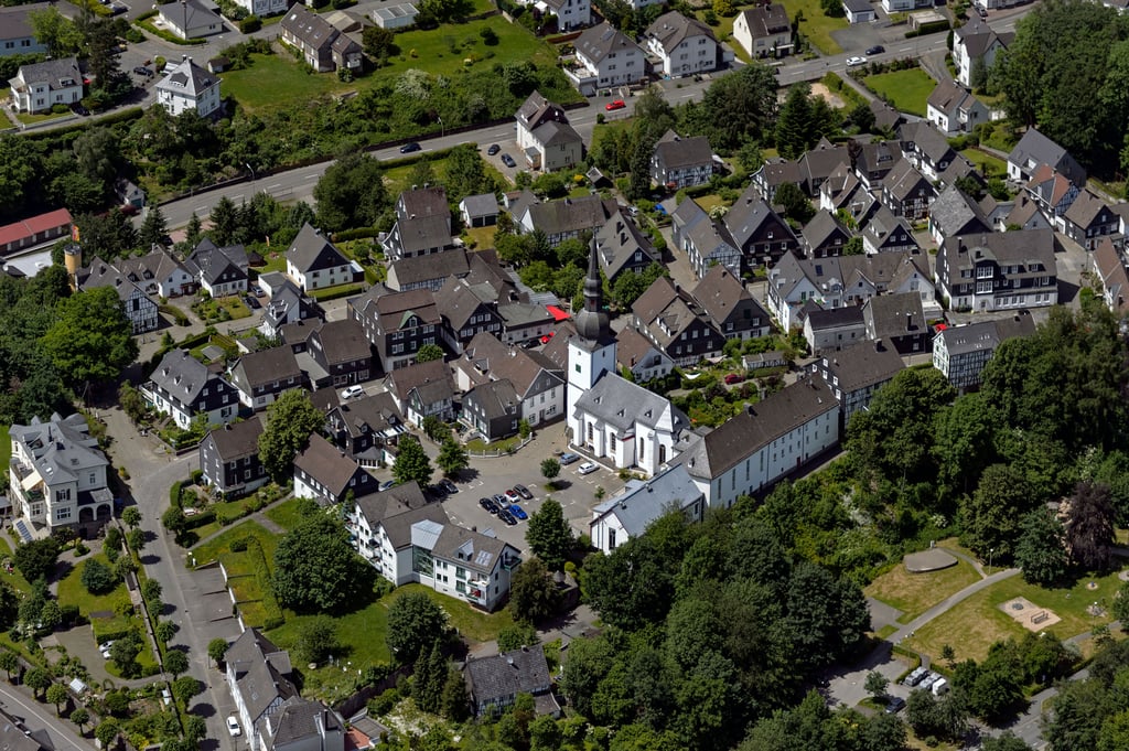 Bergneustadt von oben: Dort findet 2026 das Treffen von bisher 35 Neustadts in Europa statt.