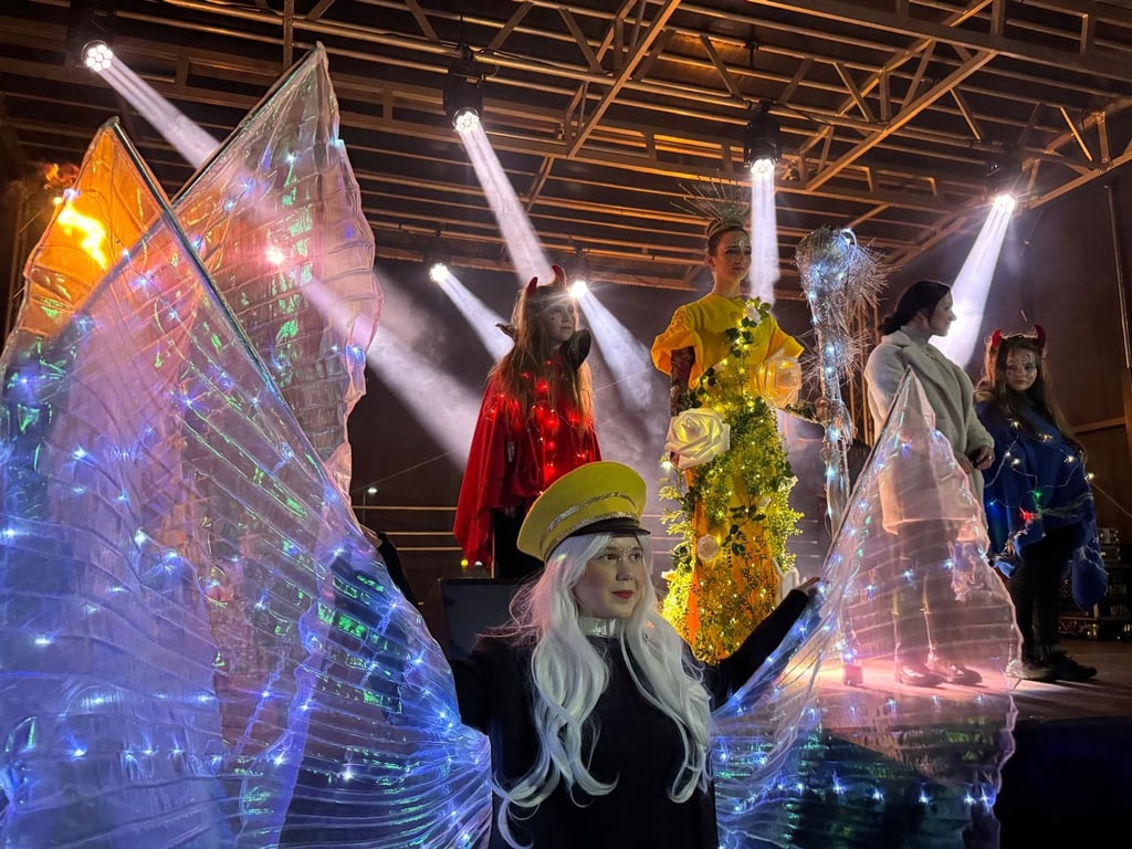 Lichterfee Linda I. mit Krone und gelbem Kostüm eröffnete am Freitag das 21. Hallesche Lichterfest.