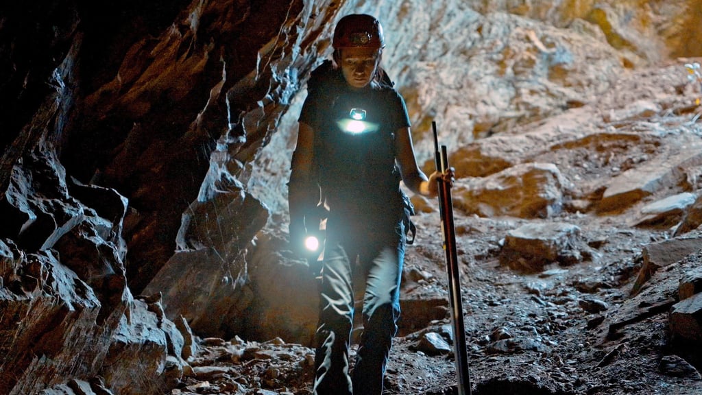 Fledermausforscherin Georgiana Marginean steigt in die geheimnisvollen Tiefen einer Höhle der Karpaten hinab.