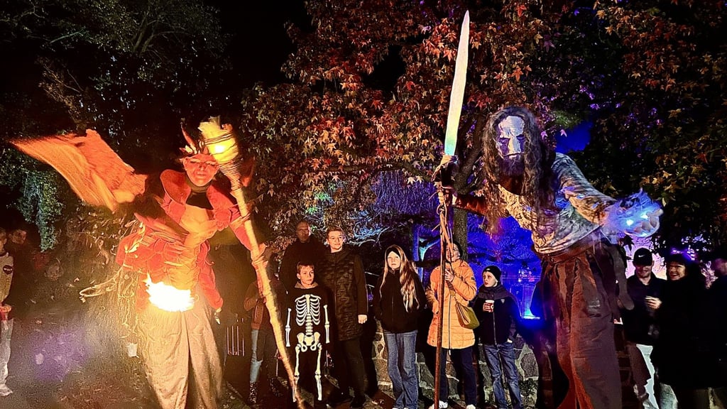 Zu den Stars bei der Halloween-Nacht zählen auch furchterregende Riesen, die durch den Zoo laufen.