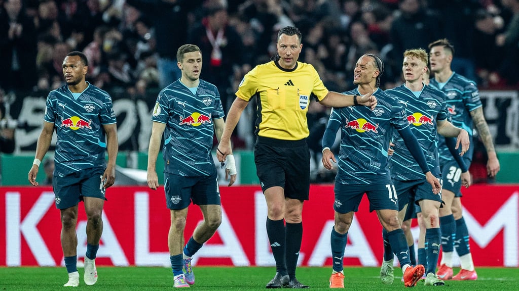 Sven Jablonski inmitten einer Traube von RB-Spielern in einem Pokalspiel in der vergangenen Saison.